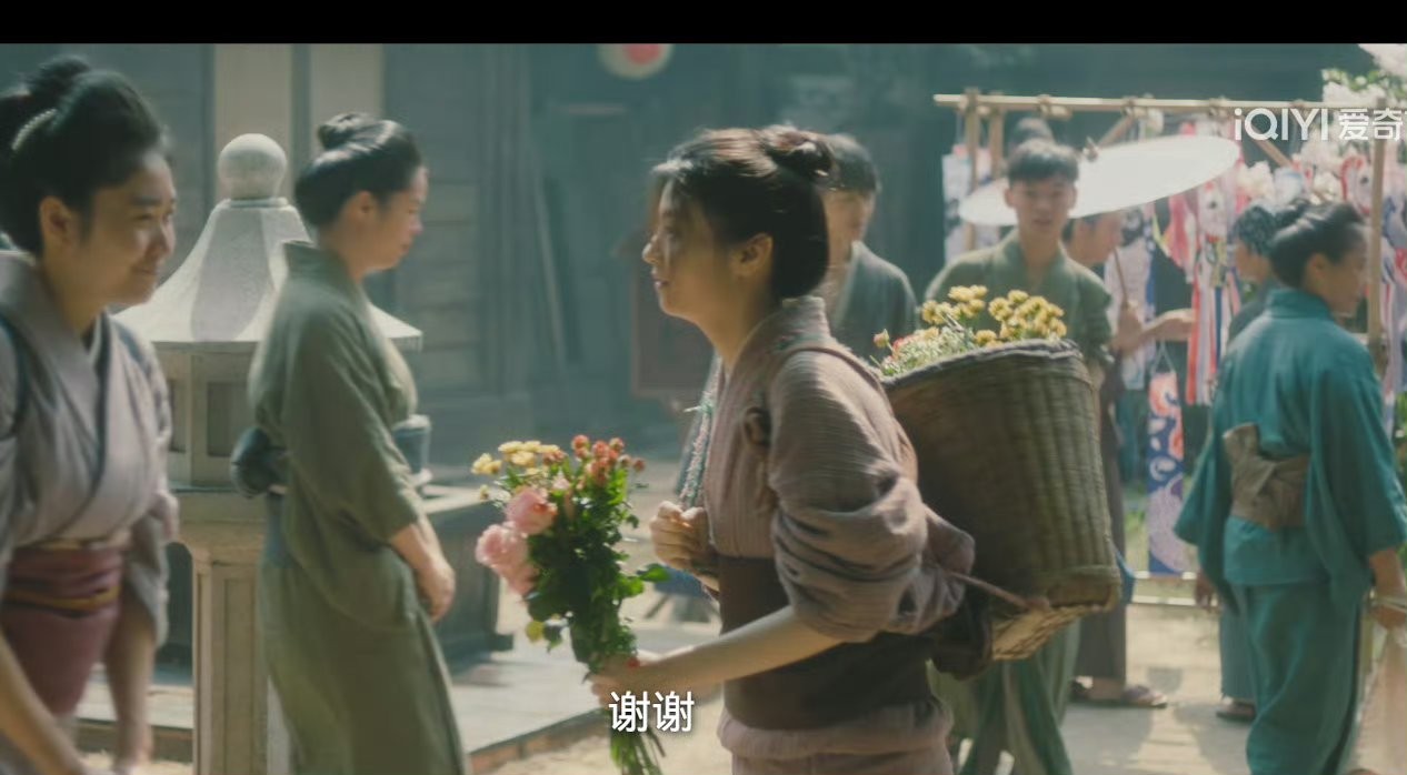 这姑娘就像路边野草，风吹雨打都不倒，硬是在石头缝里开出了花。