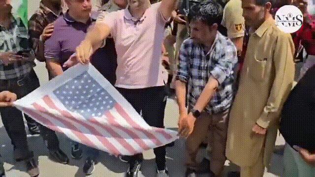 印度人对美国沉不住气了，公开踩踏美国国旗，还朝上面吐口水，有人担心，“侮辱美国国