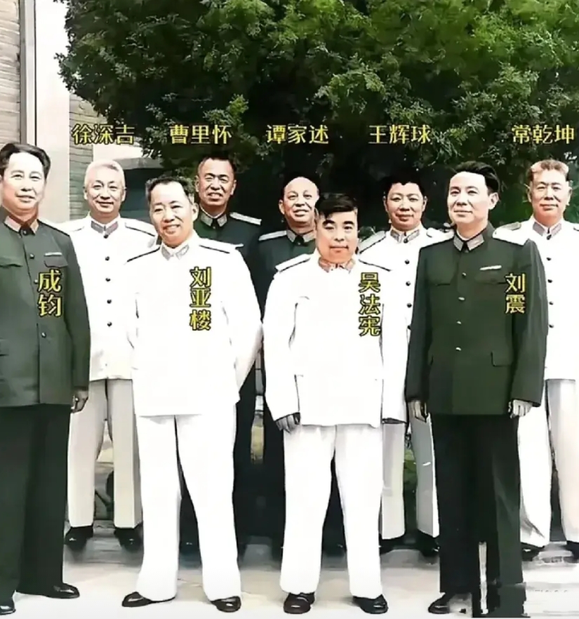 1964年空军大院的合影，定格了九位开国将军的风采。刘亚楼、刘震等将领，以卓越担