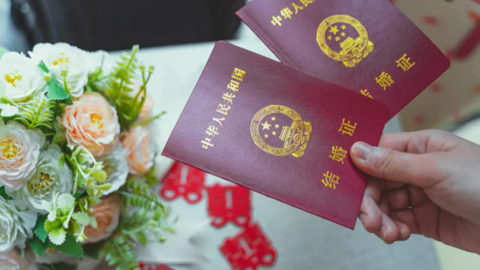 10万现金堵不住人口悬崖？中国式催婚催生开启撒钱模式