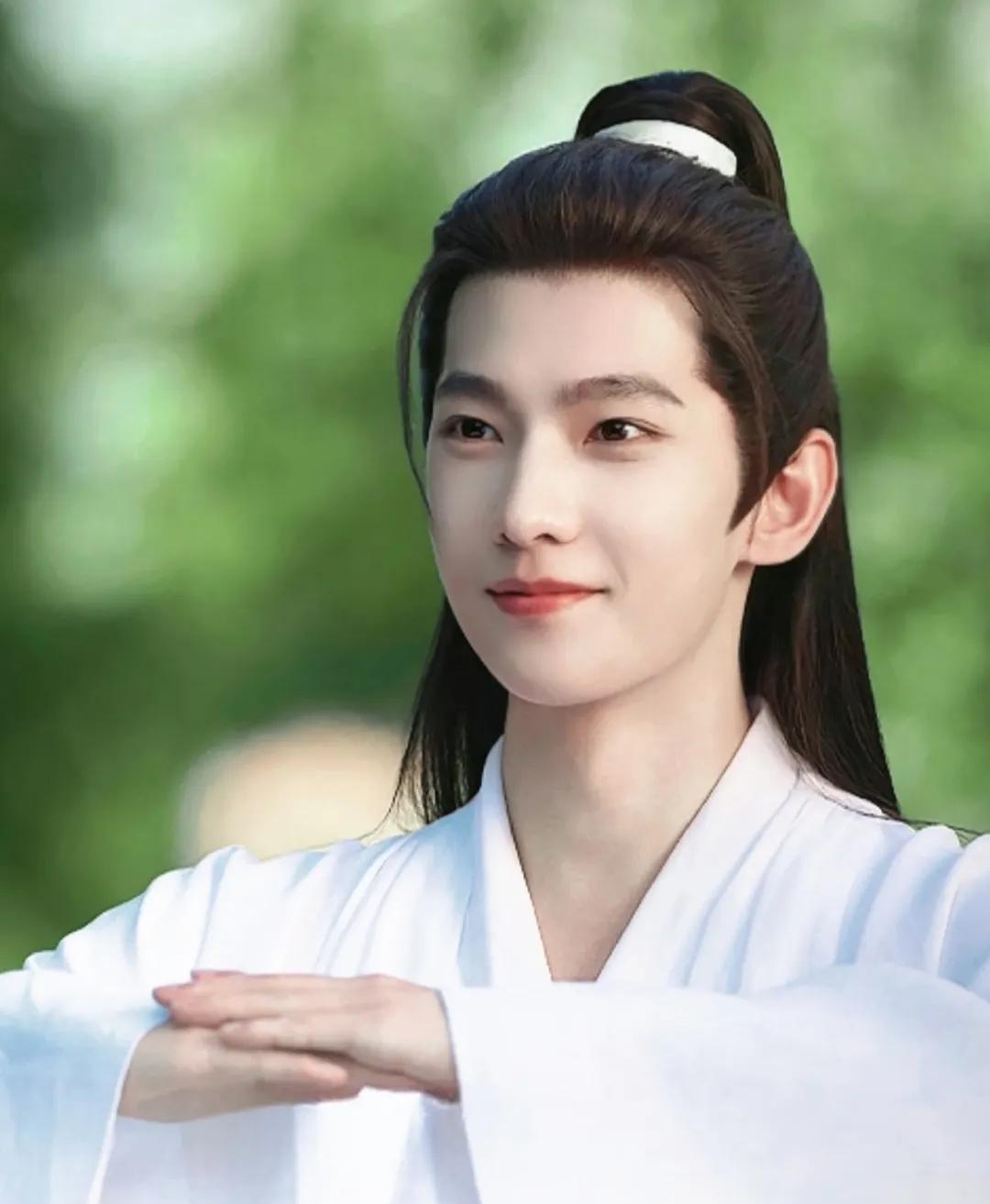 杨洋演《凡人修仙传》里的韩立我能接受，毕竟他长得确实挺帅的。
最让人担心的不是他