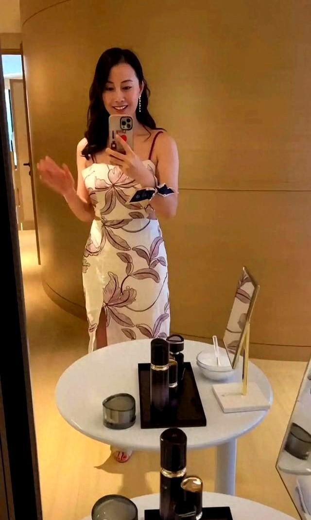 41岁袁嘉敏风韵犹存，身材长相都保养得非常好，熟女气质很有魅力
41岁不是终点，