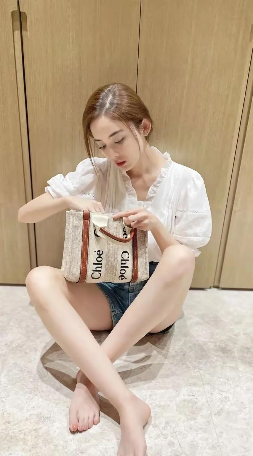 古力娜扎终于不再遮遮掩掩了！这回她大方展示了自己的一双美脚丫，不得不说，明星的脚