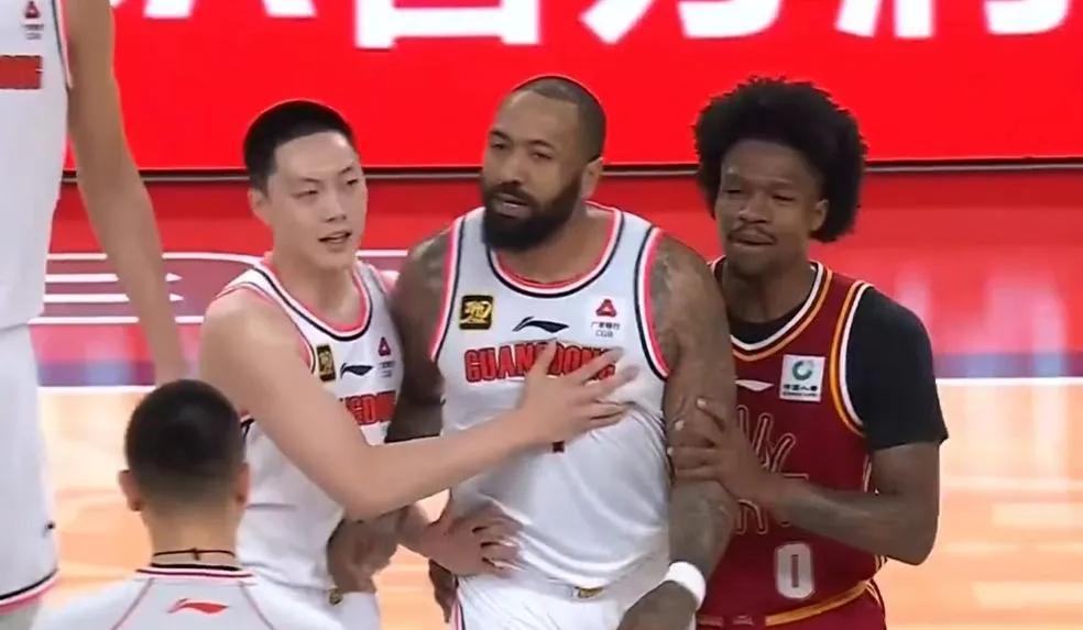 广东这场比赛输球有自己的原因，首先是吉伦沃特自爆，因不满裁判的判罚，情绪比较激动