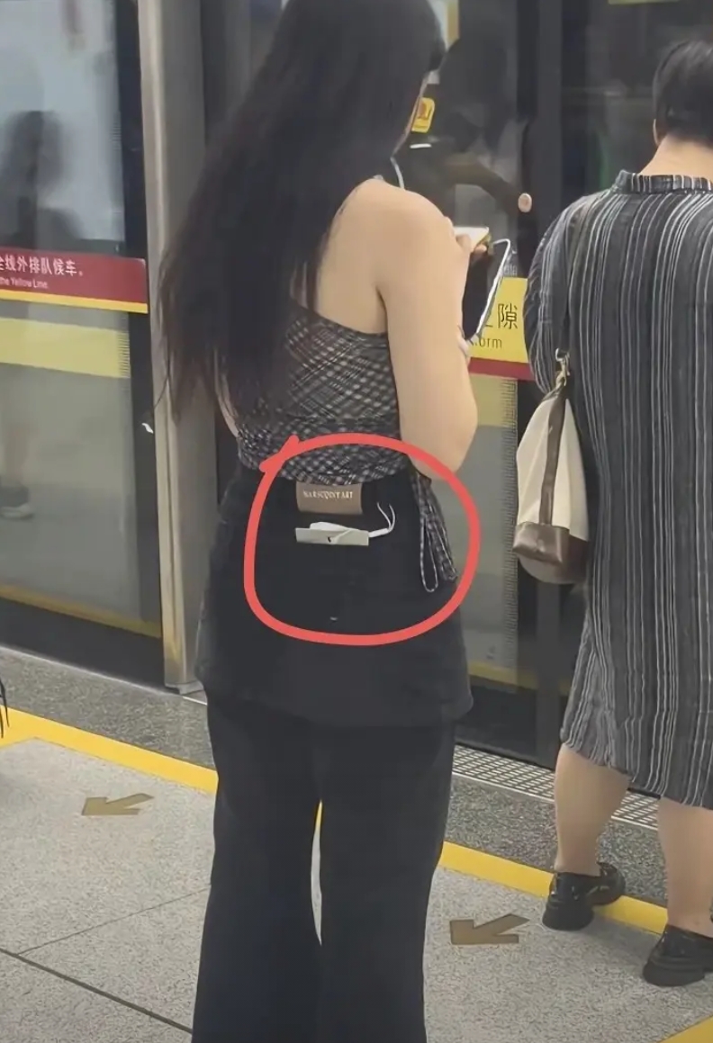 这也不像买不起衣服的人，吊牌也不撕掉，新衣服不洗穿着没有味吗？