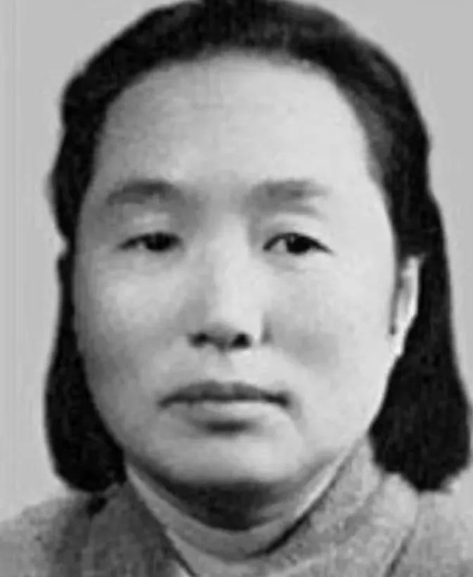 1937年，地主王学文发现一个20岁的女兵躺在家门口，就把她扛了家门，女兵醒来后