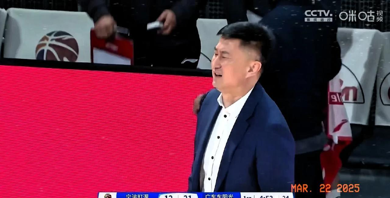 广东宏远张皓轩1分36秒3次犯规，看的杜锋急皮酸脸，横冲直撞，莫名其妙的犯规，球