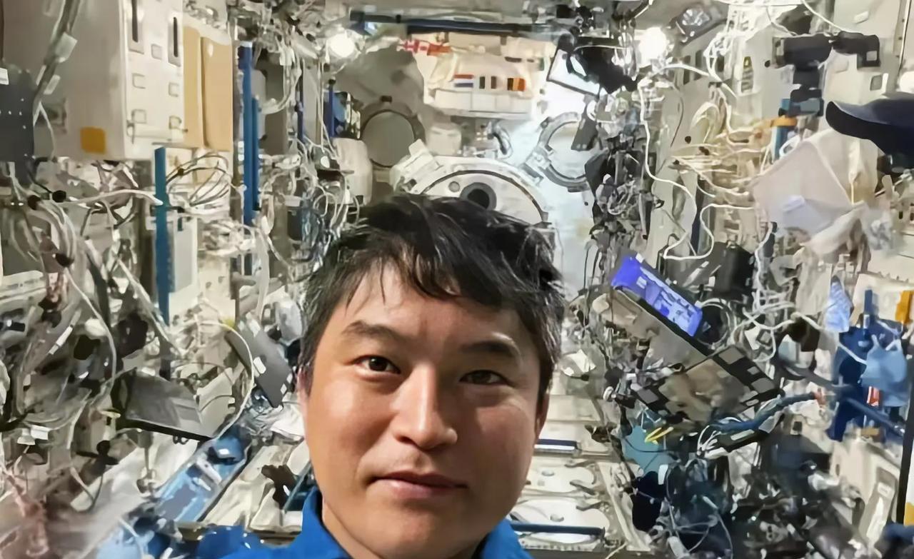 日本宇航员大西卓哉搭乘龙飞船成功抵达国际空间站后，发了一张照片。从照片可以看出国