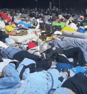资本收割不动了！看看平时节假日高高在上的酒店这下被帐篷沙发大军打了个措手不及！