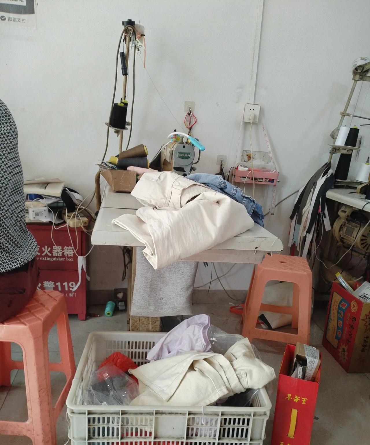 现在会缝补衣服，开个补衣服店还是很不错的。换拉链最低20，剪裤脚6块，缝姓名贴2