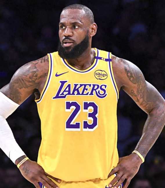 詹姆斯霸气回怼说唱歌手对妻子的攻击:国王岂会在意农民想法