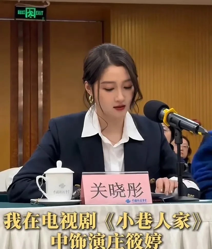 关晓彤这体制内着装真的太有魅力了！
镜头怼脸拍，西装剪裁利落又藏不住她的飒爽劲儿