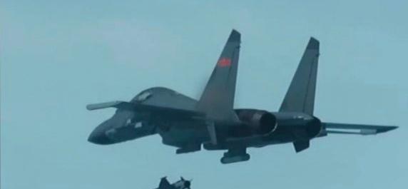 夜空杀手，歼-16挂载改进型鹰击-88空地导弹！
中国空军歼-16重型战斗机在挂