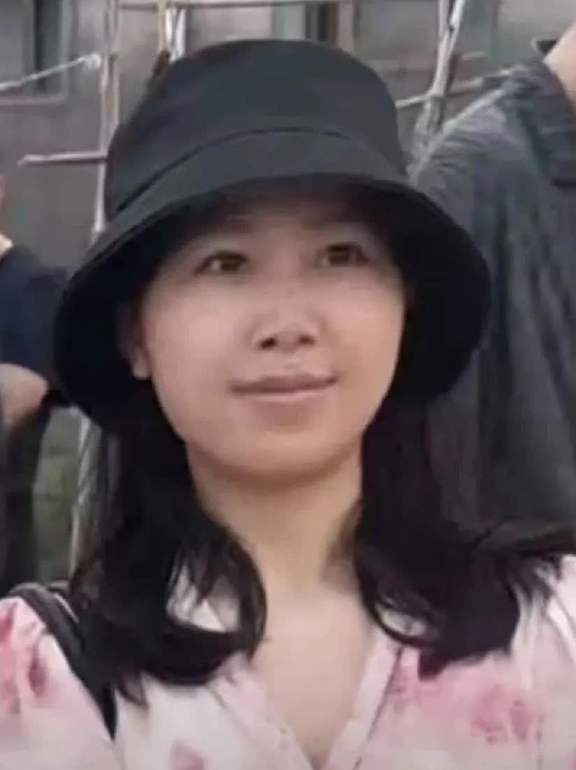 一千万彩礼的面纱姐被网友扒出来了。
她脸圆圆胖胖的，就一普通女子。其实样貌不是