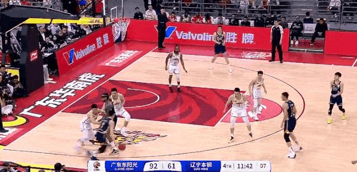无了！胡明轩连得五分彻底打垮辽宁！
CBA常规赛广东对阵辽宁的第四节比赛中，胡明