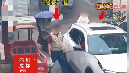 “必须严惩！”近日，四川成都，一位66岁的大爷在路口趁着一辆车转弯减速时，迅速把