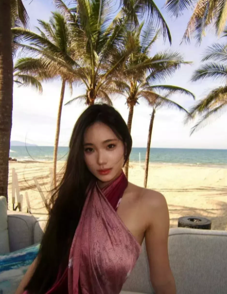 小s的二女儿又晒了一组沙滩照，不得不说，神似林志玲