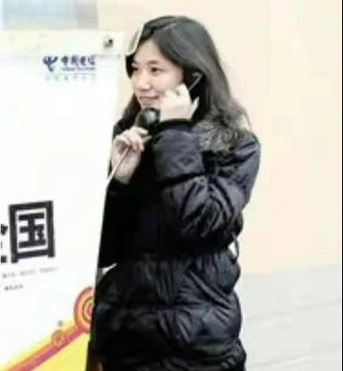 在1987年寒风刺骨的冬天，一个14天大的女婴被自己的亲生父母遗弃在冰冷的雪地上