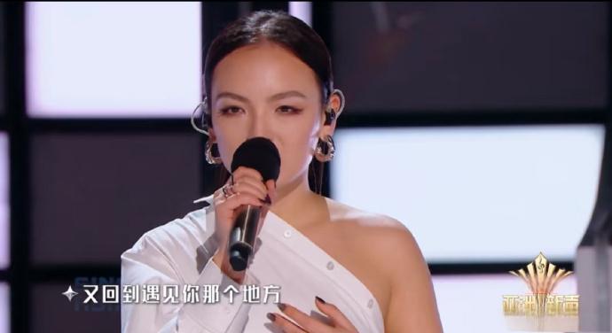 爱新觉罗媚在《亚洲新声》的舞台上三次 PK 获胜，这唱功和舞台魅力，去《歌手》竞