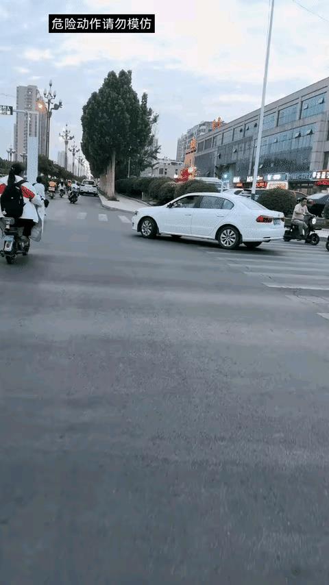 这孩子遇事不慌，
将来指定有出息！