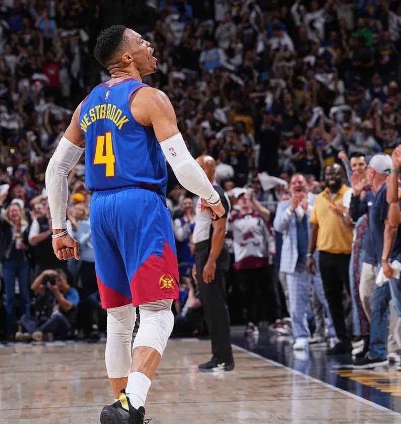 威少当下的处境：他有3大选择
第一个选择
干脆从NBA直接退役吧，还有什么意思呢