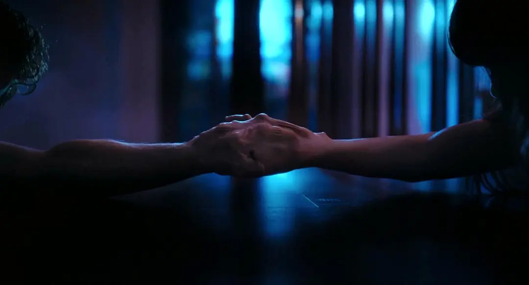 在《同甘共苦》里，蒂姆和米莉的故事看似是超自然的“身体恐怖”，实则是一部把亲密关