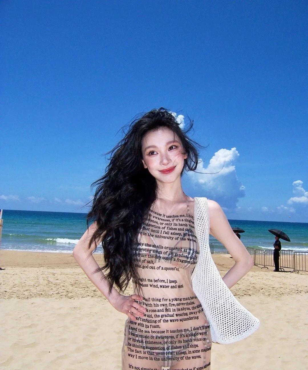 易梦玲参加VOGUE活动，直接穿上透视比基尼，网红是真敢穿啊！这身材绝了，凹凸有