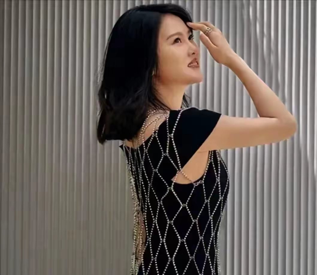 陈若琳这么一穿，真是太美太迷人了，直接超出一大片娱乐明星，银色网状外搭配黑丝裙子