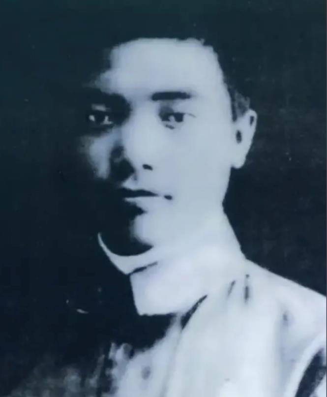 1940年，八路军70余人刚进村，就遭到500多名日伪军包围。危急时刻，特务连长