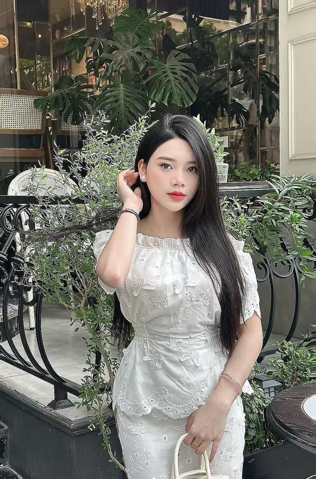 按摩女约饭局？NoNo。
答应女友不再去按摩了，
更不可单独约按摩美女，
除非是