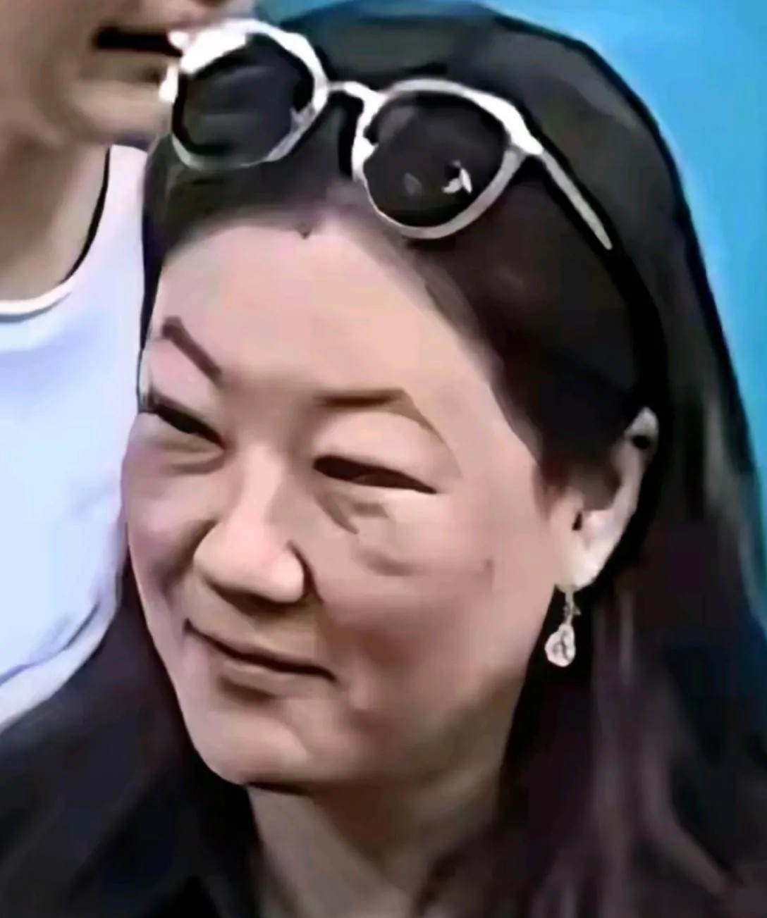 伏明霞的花期太短了，才40来岁就花容失色老气横秋啦，果然嫁给年龄太大的人，也会让