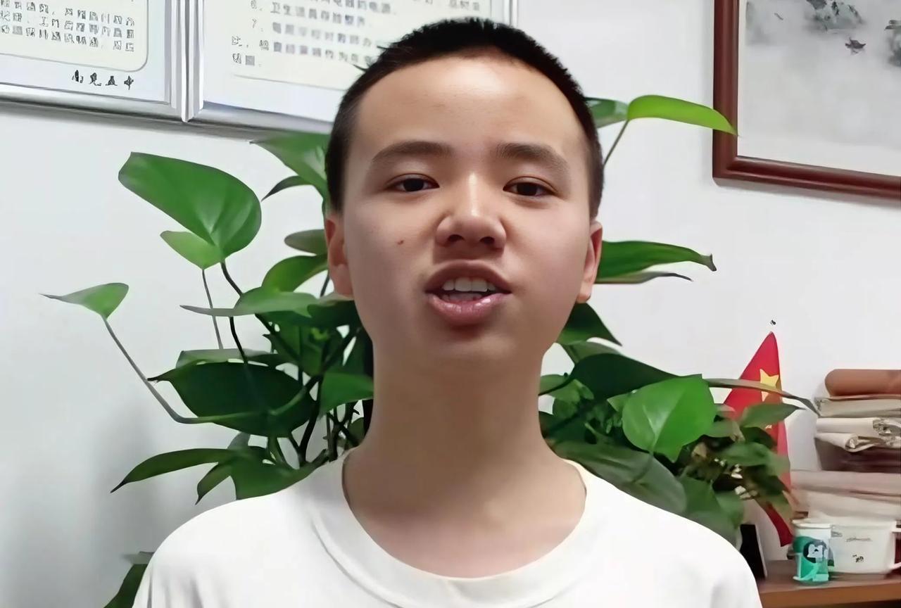 南充市2025高考状元：三区各校高分（部分）比较学校实力
（物）
1.南高顺庆校
