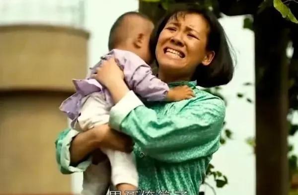 “许多女同志不得不勉强解决婚姻问题，客观条件又明摆着，够条件的大都是土地革命时期