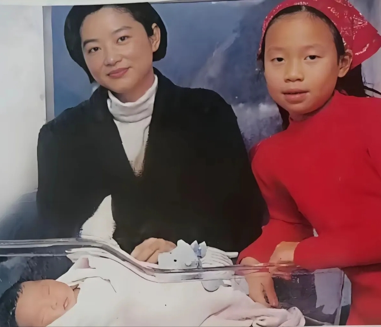 这是林青霞刚刚生完二女儿时拍的照片，这时的林青霞刚刚生产完看脸蛋还有些微微浮肿，