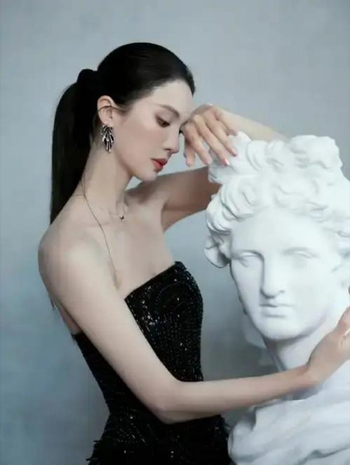 金晨给人感觉样子年年都在变。每次带给大家的不是惊喜是惊吓。不知道最后会变成啥样。