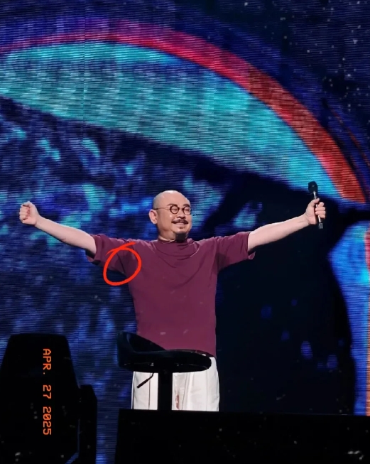 十年后的刀郎，一个举动，
让所有粉丝都泪目了！

刀郎：你们的热爱，照亮了我的舞