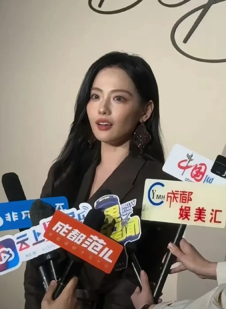 说实话，张嘉倪就算付出，估计希望也不大，看看baby，比她漂亮都没有折腾出浪花。