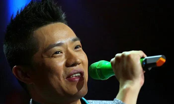 曾毅单飞也一样会火
很多网友认为凤凰传奇组合中的曾毅是沾了玲花的光，唱词极少，但