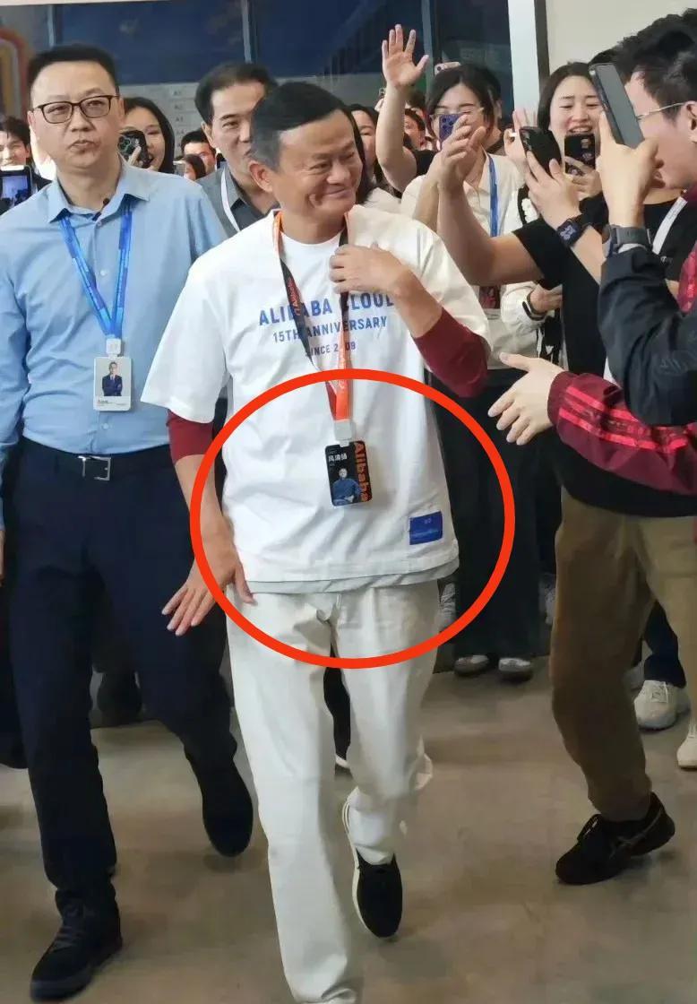 关于马爸爸的新工牌我去查了下
不查不知道，一查我都有点小惊讶
原来他在阿里不叫原
