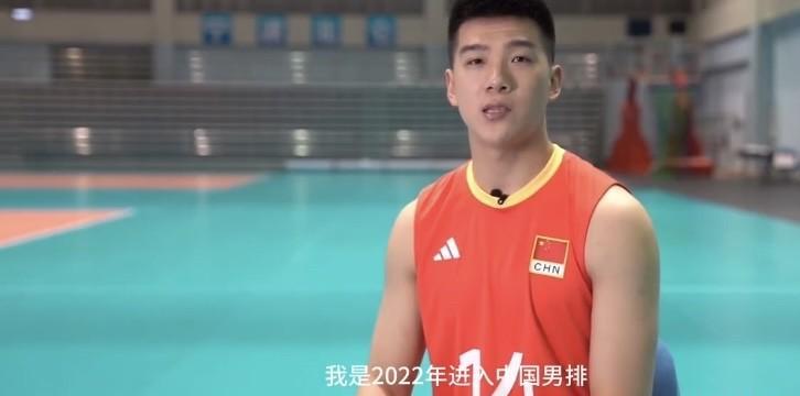 大家好，我是翟德军，我是2022年进入中国男排。
这次集训能让我感觉整个队伍大家
