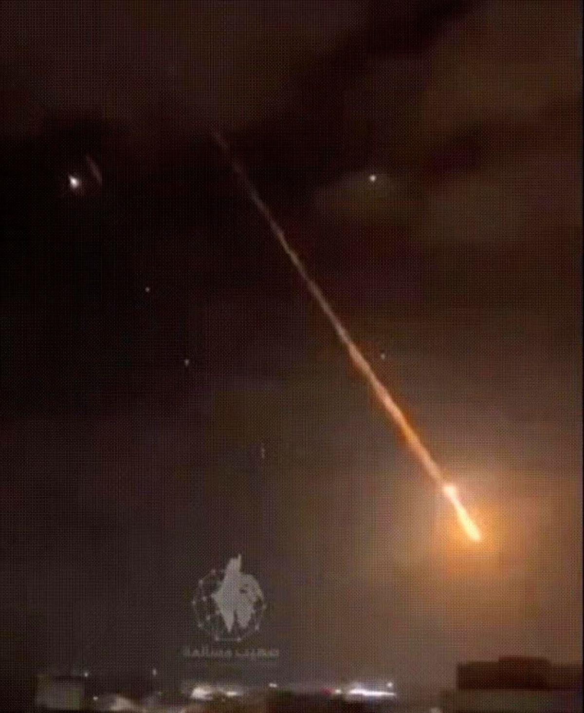 高超音速导弹与普通导弹的最大区别来了！
伊朗“法塔赫-1”高超音速导弹17日击中