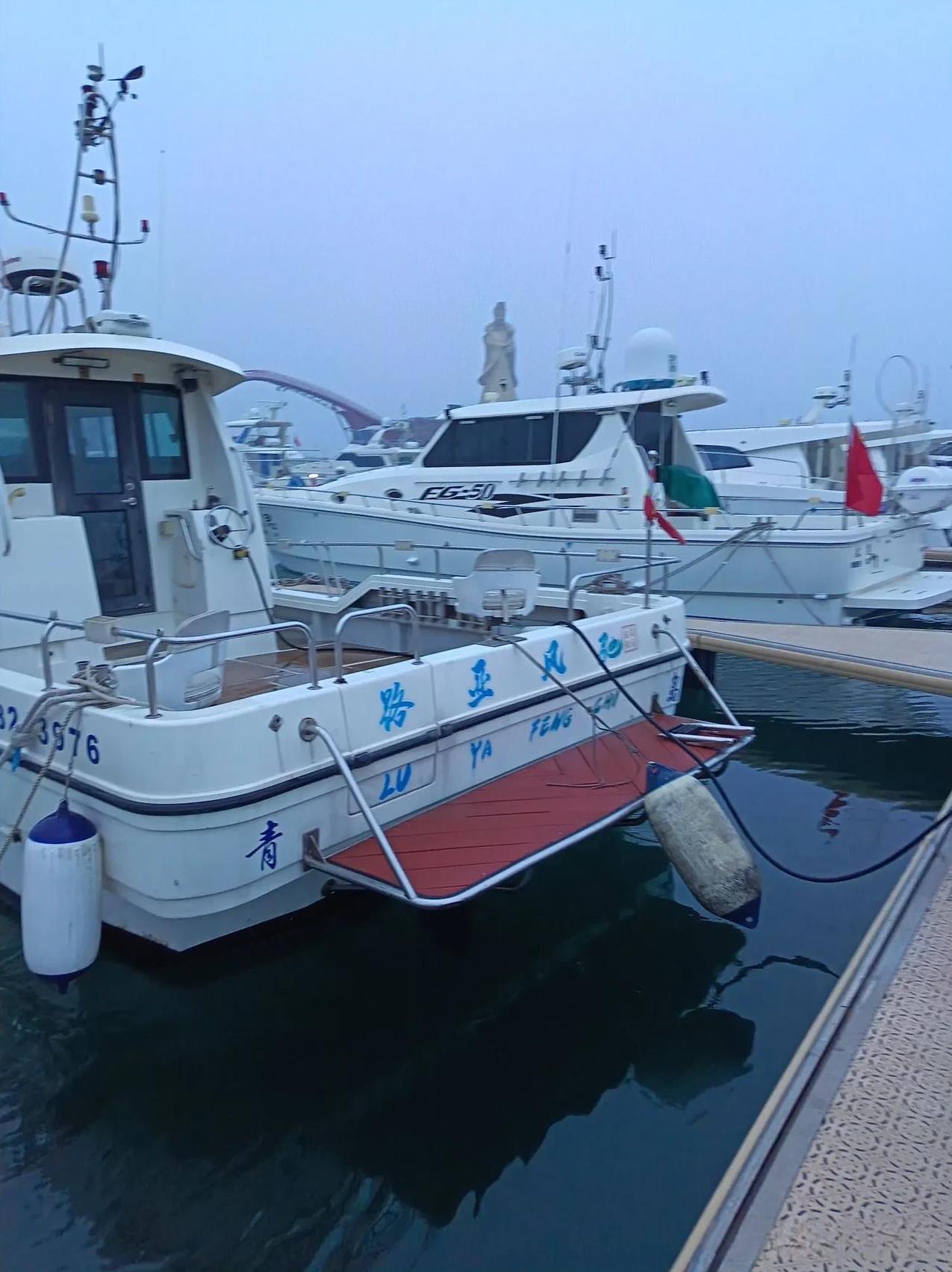 海上雨大，快艇要跑近2个小時到渔场。但愿一帆风顺