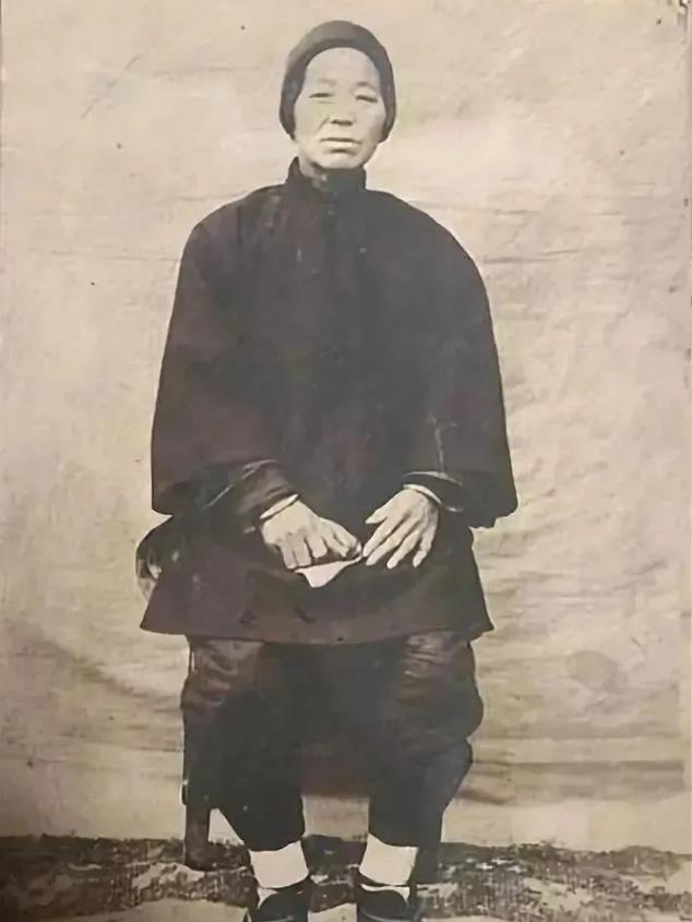1895年，山东一大户潘守廉秘密购买了一处僻静的房产。他把钥匙交给府上的女仆邱氏