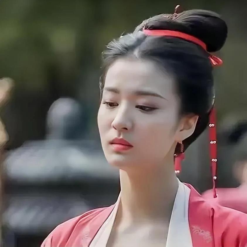 1398年，71岁朱元璋病危，嫔妃张美人领着3岁女儿前来探望，不料刚进门，朱元璋