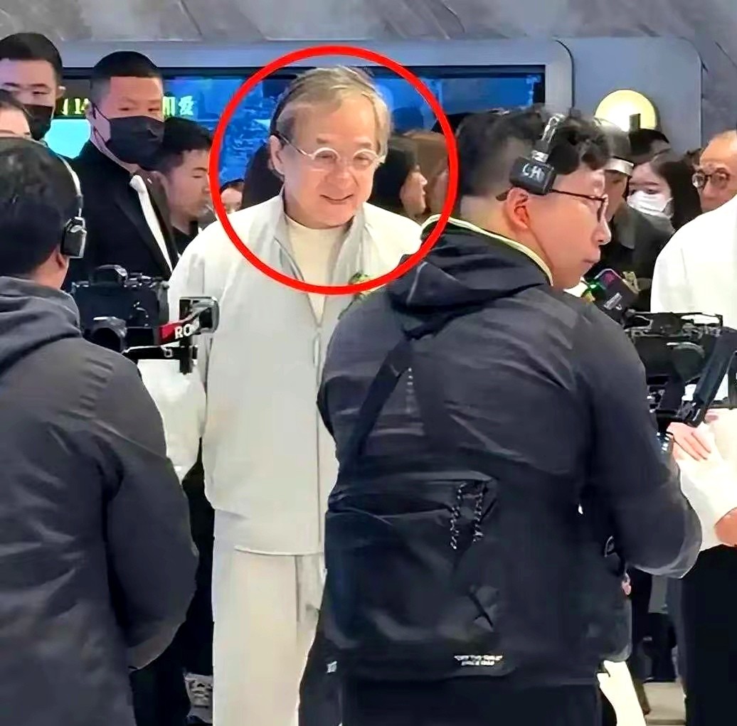 成龙大哥71岁了，事业巅峰无人能及，可夜深人静时他会不会后悔？那些年拼命拍戏错过