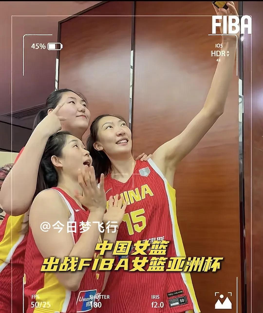 今天上午，中国女篮在深圳拍定妆照！
中国女篮是昨天下午从湖南长沙南站启程，乘搭高