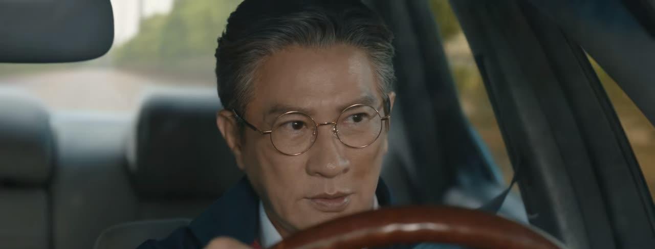 几句话给你介绍这部我觉得称得上“史诗级巨作”的电视剧。
它讲述的是一个父亲维护儿