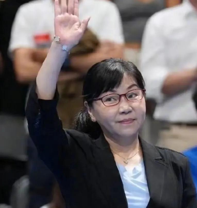 今天上午，经体育总局游泳中心研究决定，正式聘任周继红为国家跳水队总教练，聘期到洛