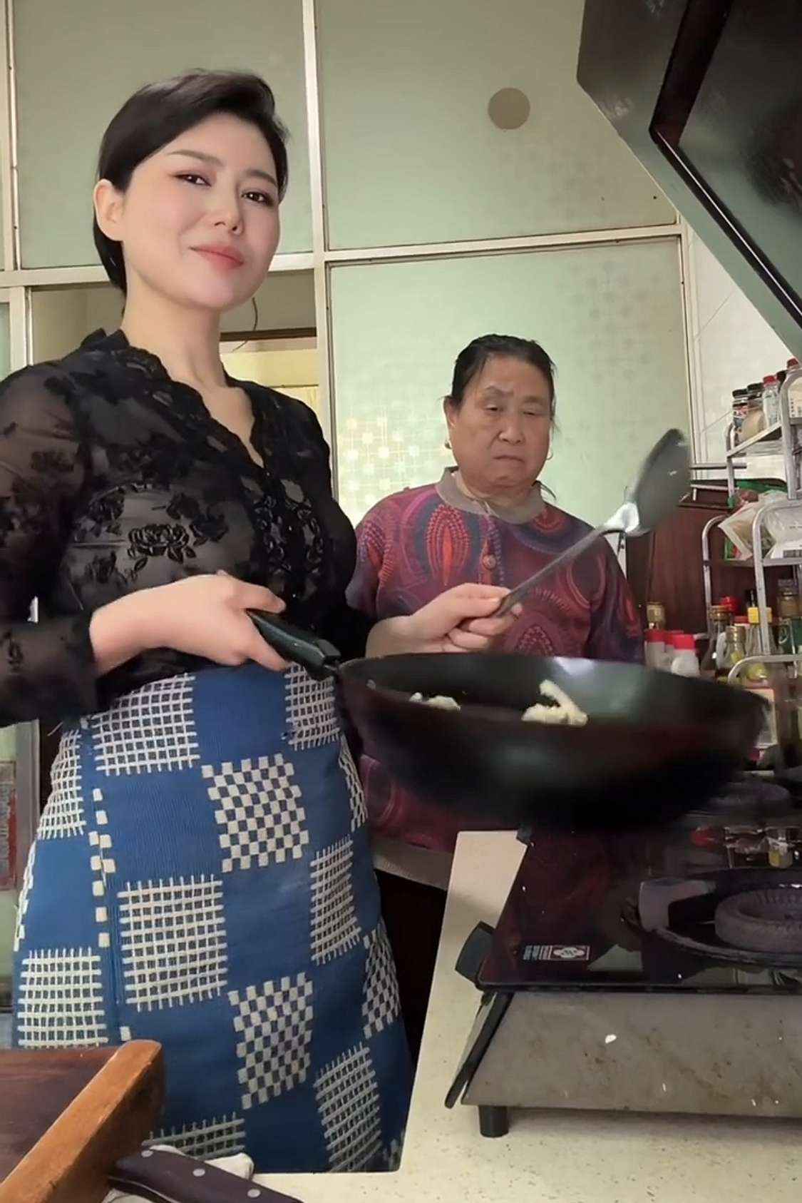 不就是做个饭嘛，婆婆这是什么表情呢？