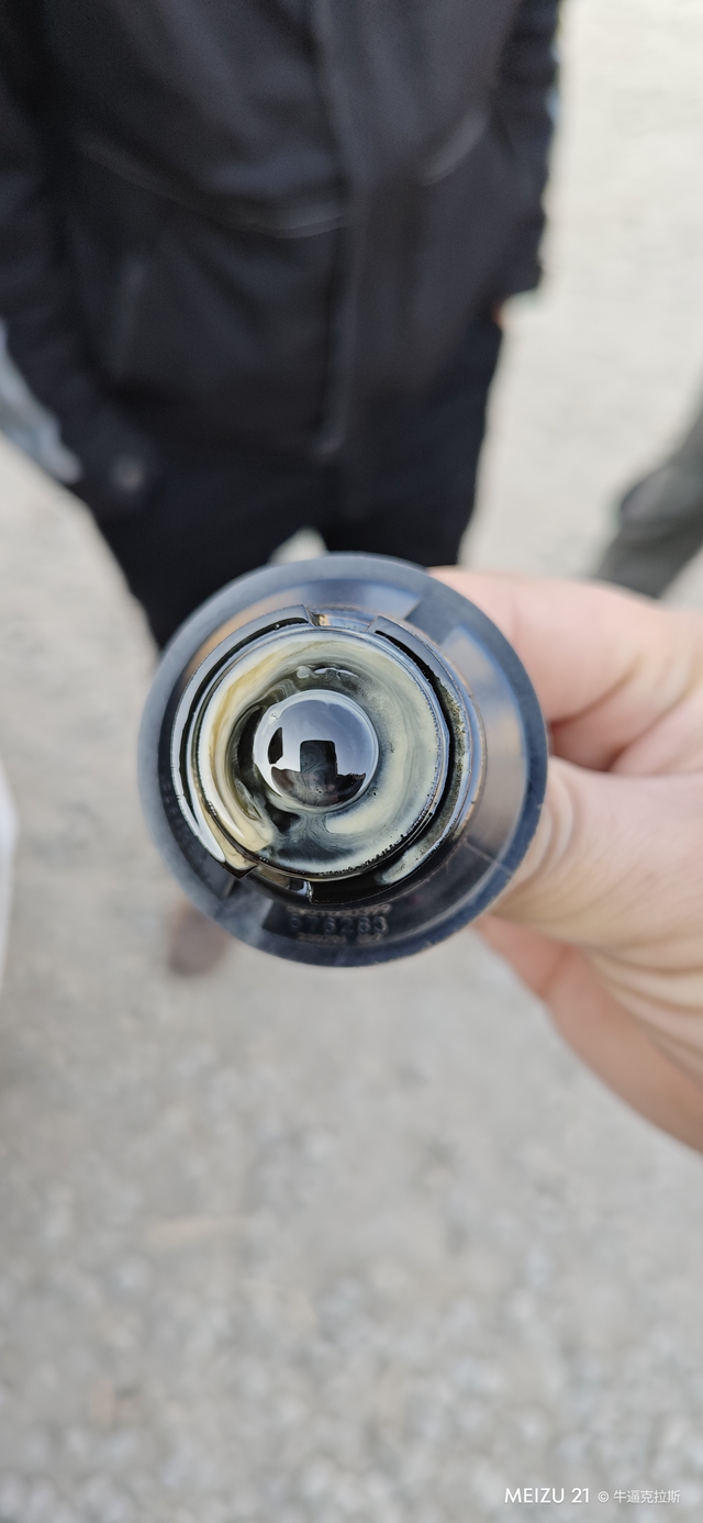 领克09亚运机油乳化
领克09亚运机油乳化，车是跑了20000公里左右，今天偶然